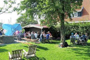personeelsfeestje: barbecue in de tuin van De Koevoet